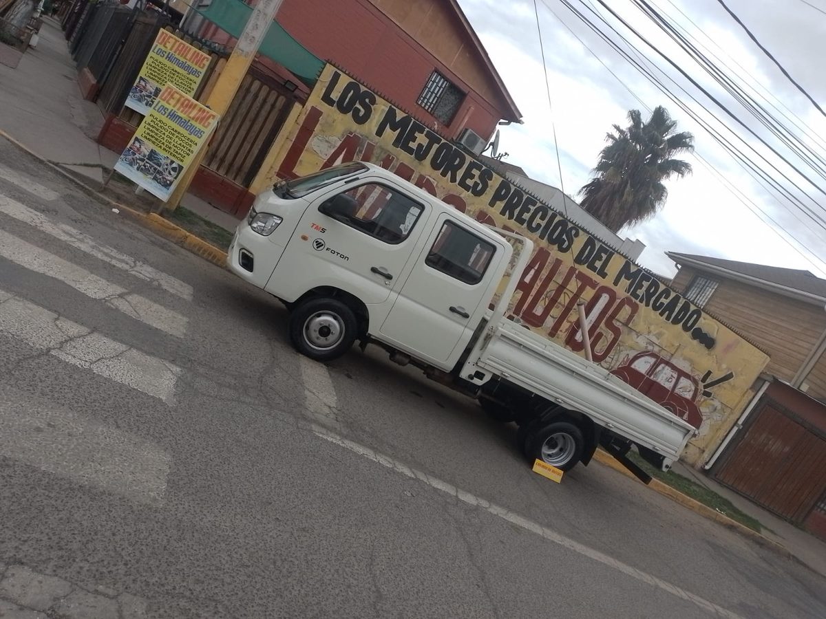 Foton TM5 doble cabina frente al taller