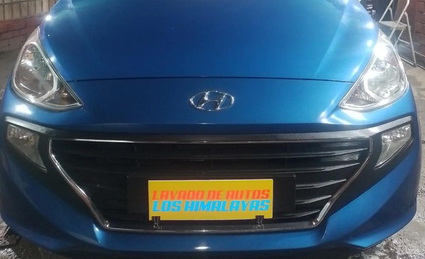 Hyundai azul con los focos terminados