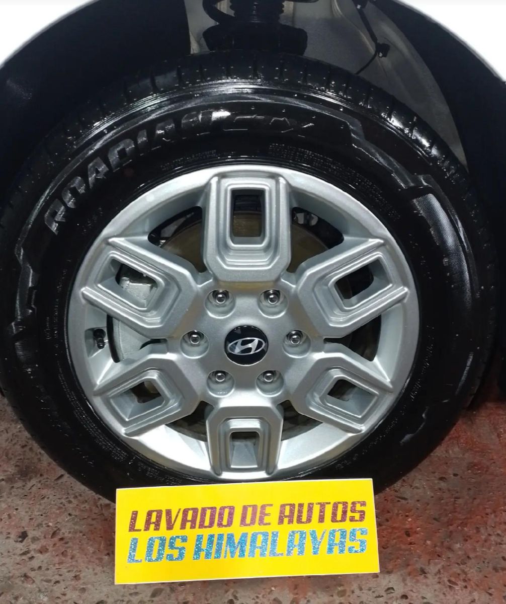 Llanta Hyundai terminada con la placa del taller