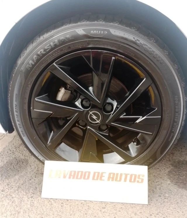Llanta negra con brillo de salida
