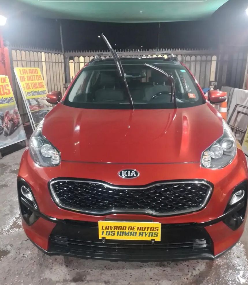 Kia Sportage rojo recién salido del taller