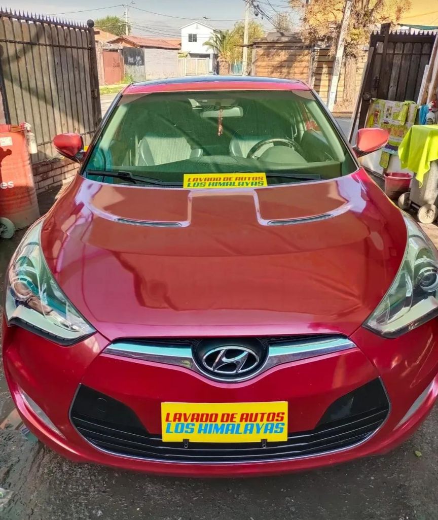 Hyundai Veloster rojo con la pintura terminada